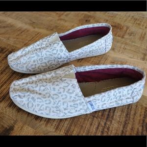 TOMS Snow Leopard Cheetah Canvas Shoes 7.5 FLAW
